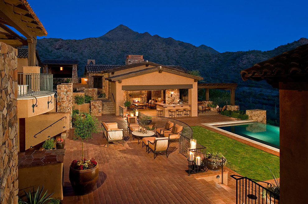 Photo of a traditional patio in Phoenix.