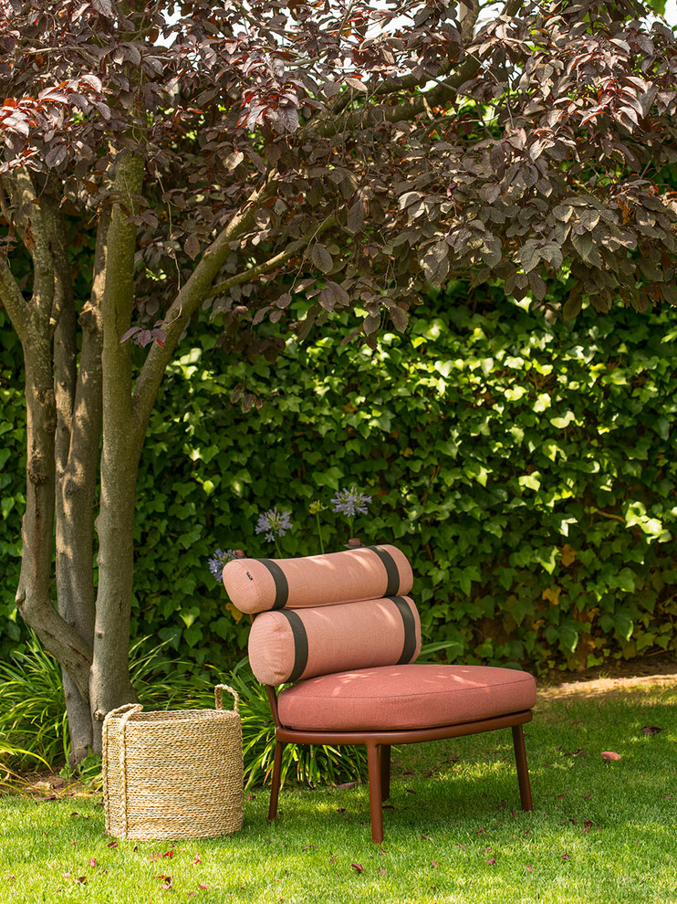 Foto de jardín nórdico grande en patio trasero con exposición parcial al sol y adoquines de piedra natural
