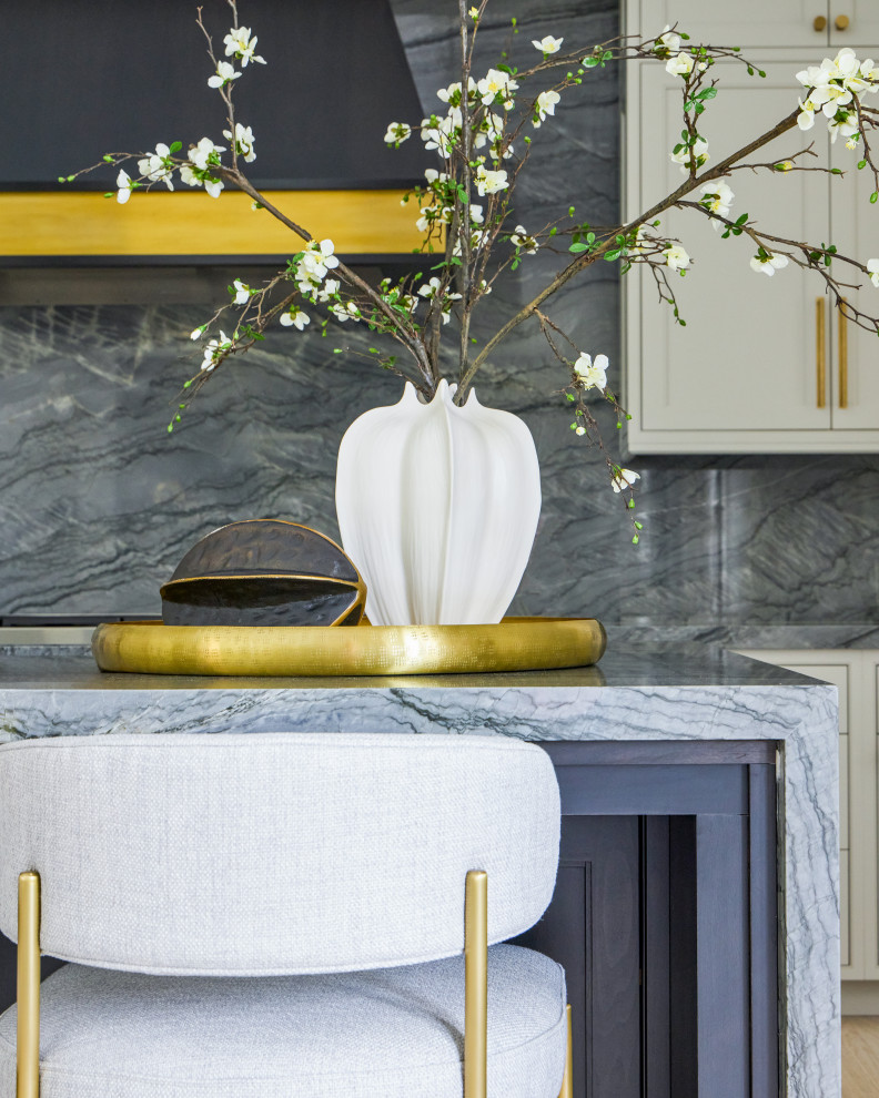 Transitional home design photo in Miami