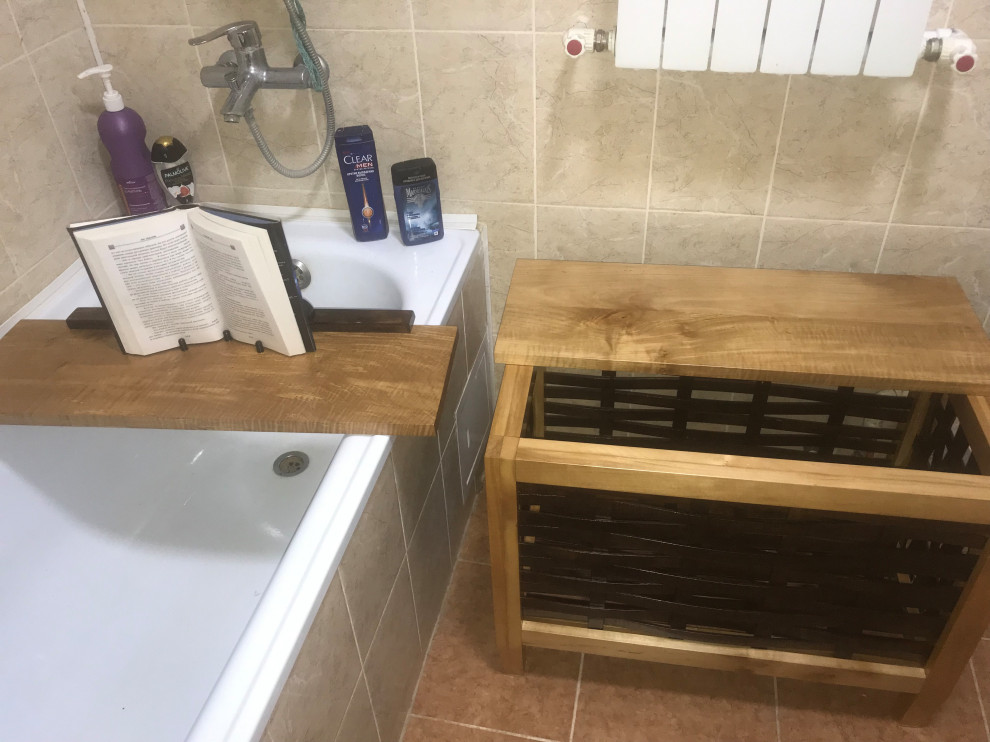 Корзина в ванную для белья. С полкой для книги и не только.