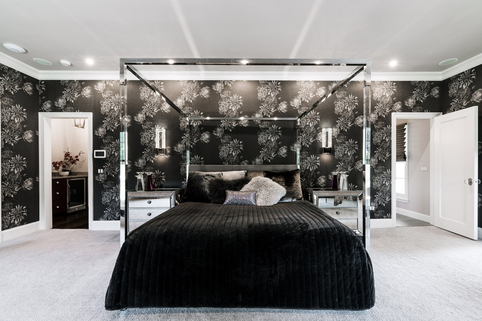 Стильный дизайн: огромная хозяйская спальня в стиле модернизм с разноцветными стенами, ковровым покрытием, стандартным камином, фасадом камина из камня, серым полом и обоями на стенах - последний тренд