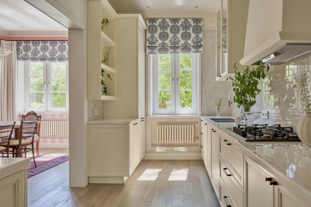 Столовая и кухня в розовую полоску