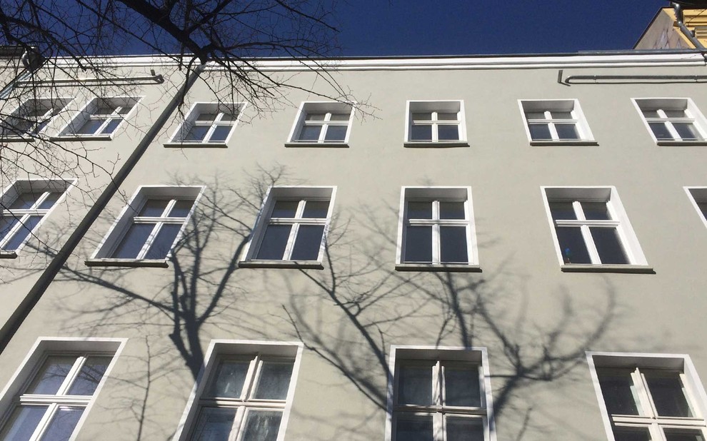 Klassisches Haus mit Putzfassade und grüner Fassadenfarbe in Berlin