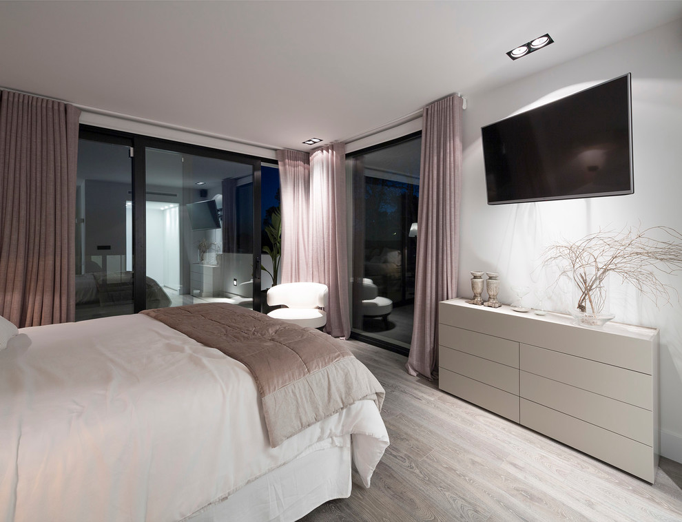 Photo of a contemporary bedroom in Bilbao.