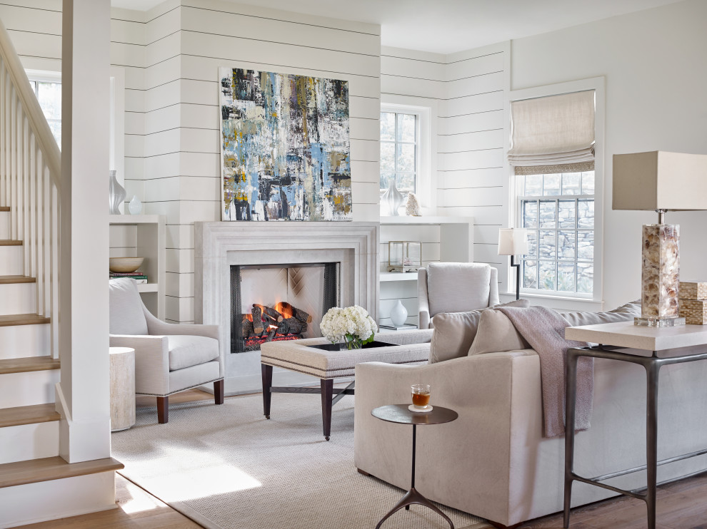 Offenes Landhausstil Wohnzimmer mit weißer Wandfarbe, braunem Holzboden, Kamin, braunem Boden und Holzdielenwänden in Atlanta