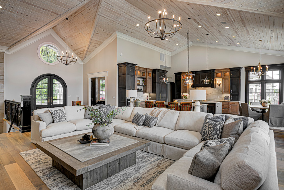 Cette photo montre un salon tendance de taille moyenne et ouvert avec un sol en bois brun, un plafond en bois, un sol marron et un mur blanc.