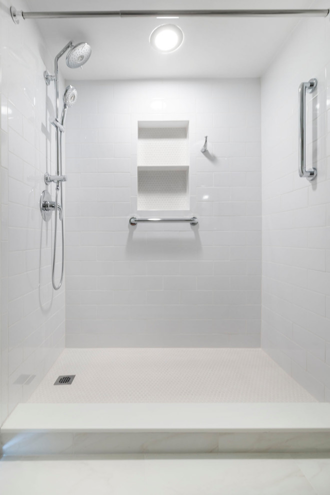 Стильный дизайн: маленькая главная ванная комната в современном стиле с плоскими фасадами, темными деревянными фасадами, накладной ванной, открытым душем, унитазом-моноблоком, белой плиткой, керамической плиткой, зелеными стенами, полом из керамогранита, монолитной раковиной, столешницей из искусственного камня, бежевым полом, шторкой для ванной, белой столешницей, нишей, тумбой под одну раковину и напольной тумбой для на участке и в саду - последний тренд