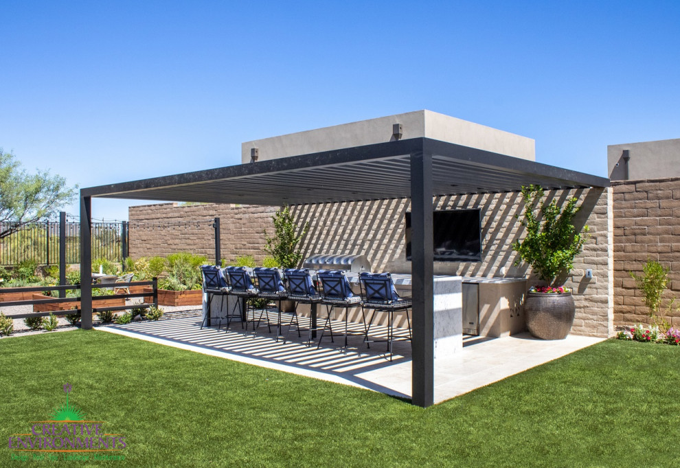 Идея дизайна: огромный летний регулярный сад на заднем дворе в стиле модернизм с с перголой, полуденной тенью, мощением тротуарной плиткой и с металлическим забором