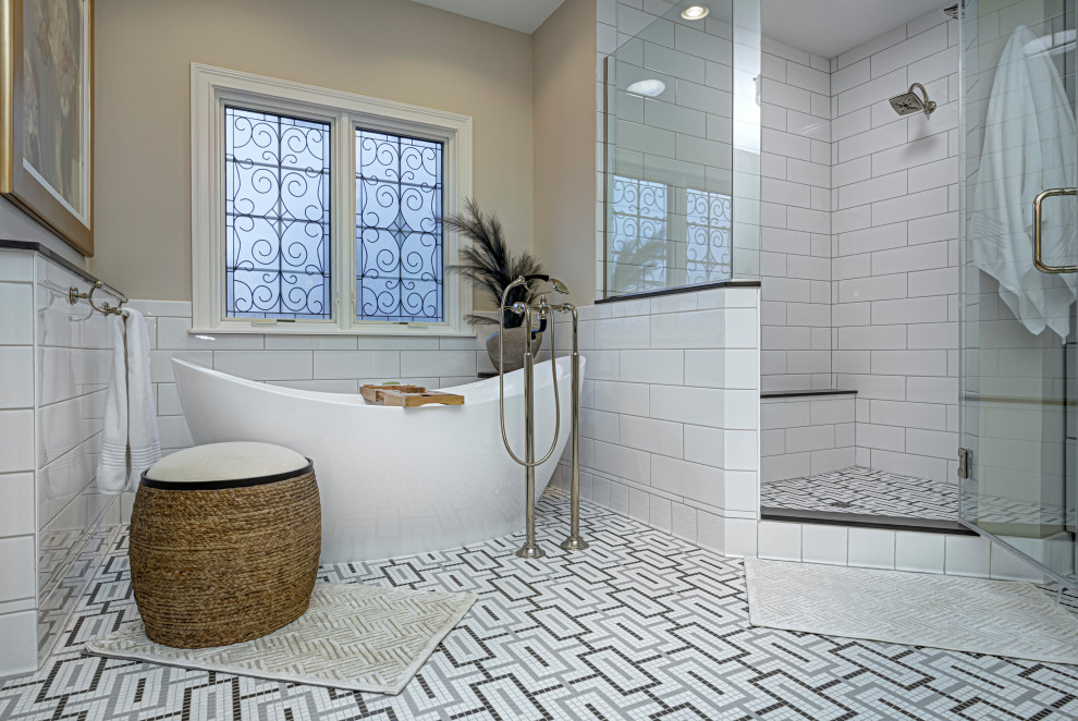 Inredning av ett modernt mellanstort en-suite badrum, med ett hörnbadkar, våtrum, vit kakel, tunnelbanekakel, beige väggar, klinkergolv i porslin, flerfärgat golv och dusch med gångjärnsdörr