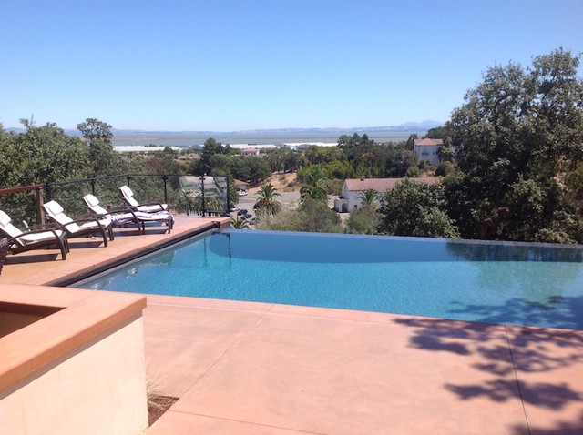 Novato Hillside Property mediterraneo-piscina