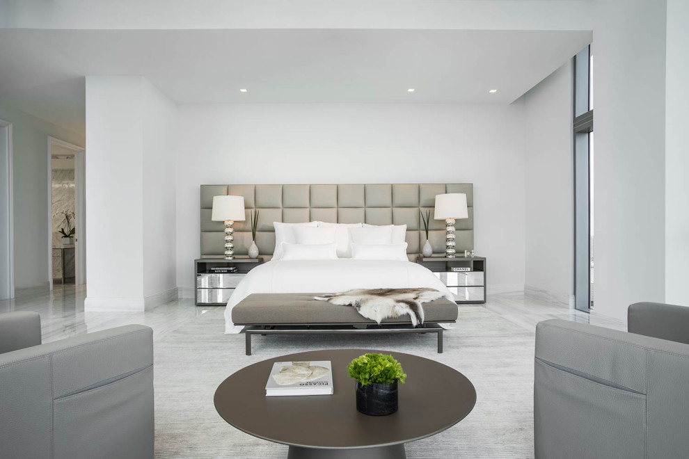 Imagen de dormitorio principal minimalista grande sin chimenea con paredes grises, suelo de mármol, suelo gris y papel pintado