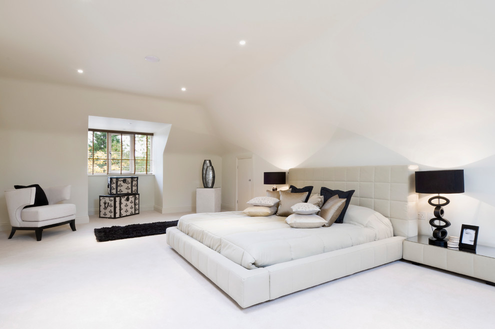 Photo of a contemporary bedroom in Buckinghamshire.