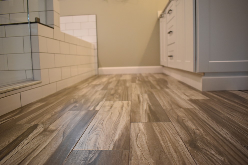 Example of a transitional home design design in Richmond