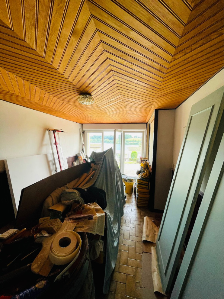 Foto på ett mellanstort 50 tals könsneutralt barnrum kombinerat med sovrum, med orange väggar, klinkergolv i keramik och brunt golv