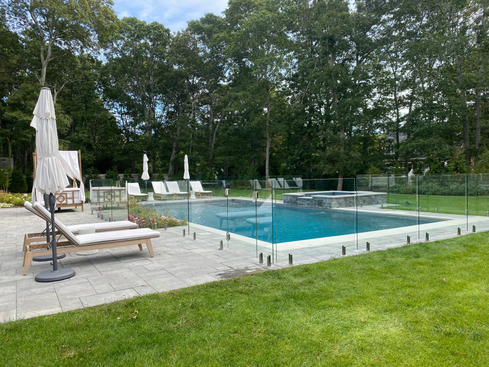 Großer Shabby-Chic Schwimmteich hinter dem Haus in rechteckiger Form mit Pool-Gartenbau und Betonboden in New York