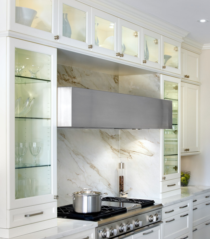 Mid-sized transitional l-shaped dark wood floor and brown floor kitchen photo in Toronto with an undermount sink, shaker cabinets, white cabinets, quartz countertops, multicolored backsplash, quartz backsplash, stainless steel appliances, an island and multicolored countertops