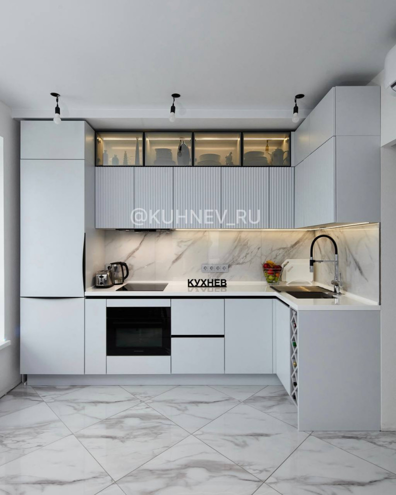 Кухня со стеклянными антресолями