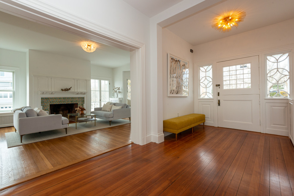 Example of a transitional entryway design in Boston