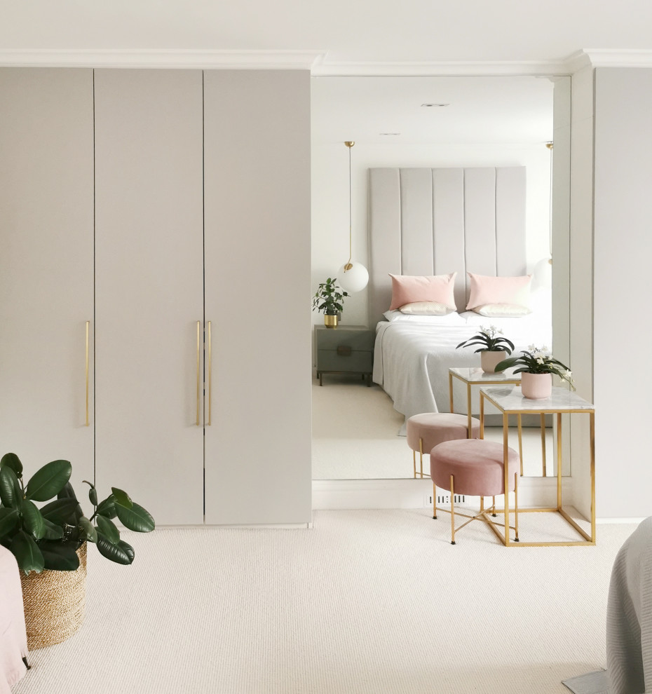 Свежая идея для дизайна: большая хозяйская спальня в стиле модернизм с белыми стенами, ковровым покрытием и белым полом - отличное фото интерьера