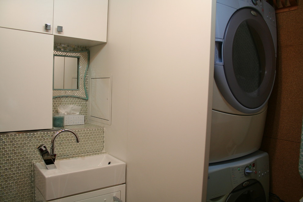 Photo of a contemporary laundry room in Montreal.
