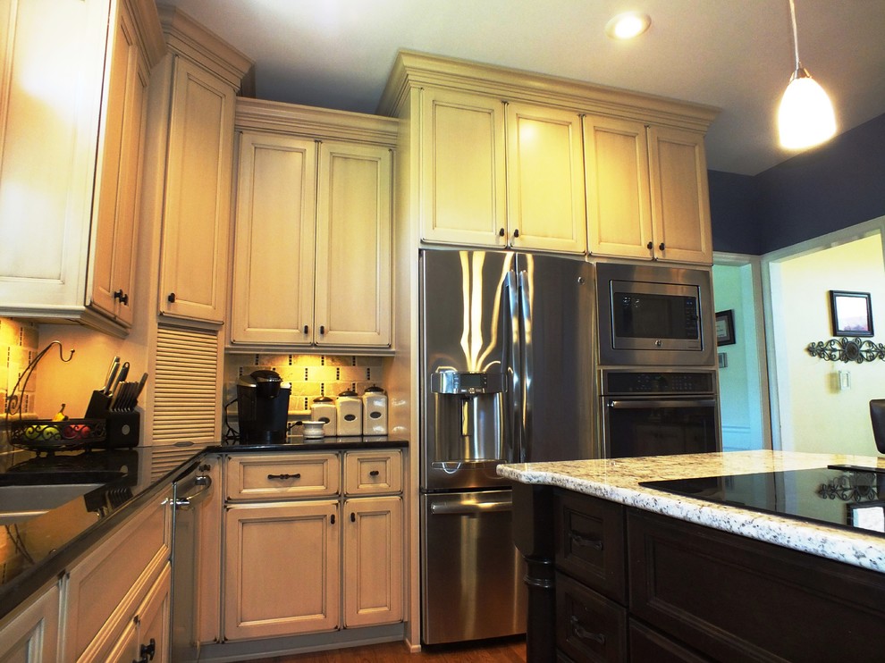 Transitional kitchen photo in Cincinnati