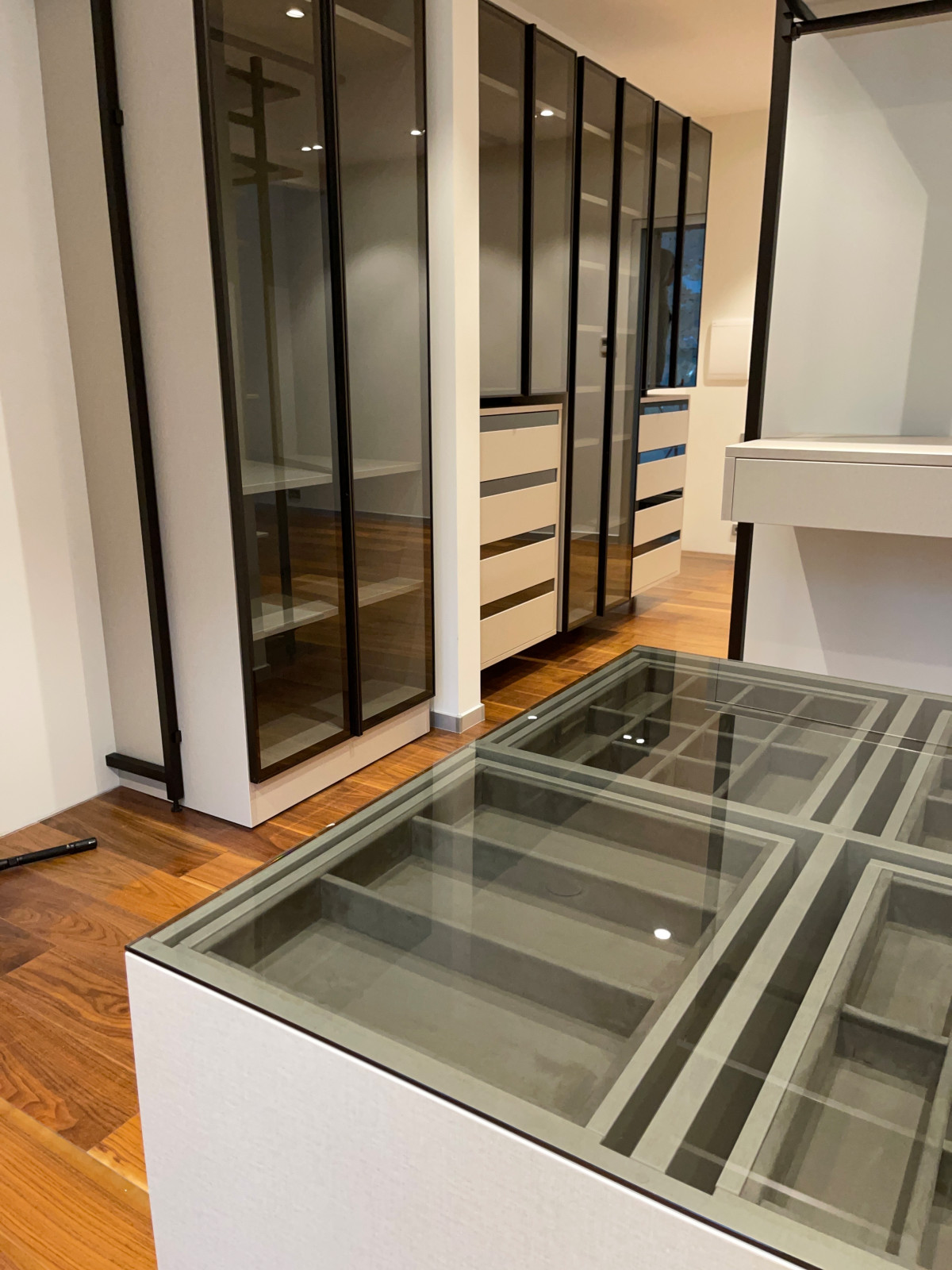 Распашной шкаф с системой RPE raumplus и Гардеробная система UNO raumplus