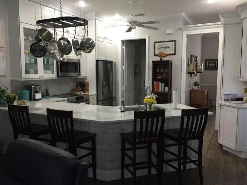 Transitional home design photo in Miami