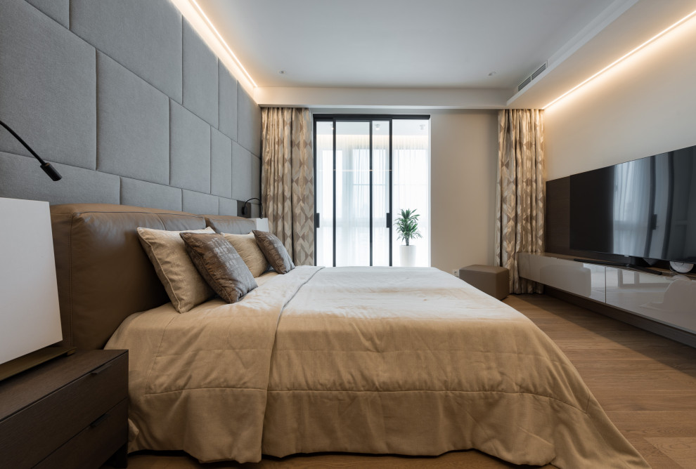 Пример оригинального дизайна: хозяйская спальня среднего размера в современном стиле с серыми стенами, деревянным полом, многоуровневым потолком и панелями на стенах