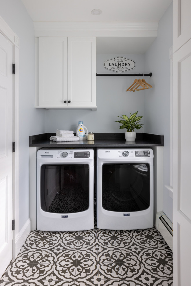 Inspiration för klassiska svart tvättstugor enbart för tvätt, med skåp i shakerstil, vita skåp, granitbänkskiva, blå väggar, klinkergolv i porslin, en tvättmaskin och torktumlare bredvid varandra och svart golv