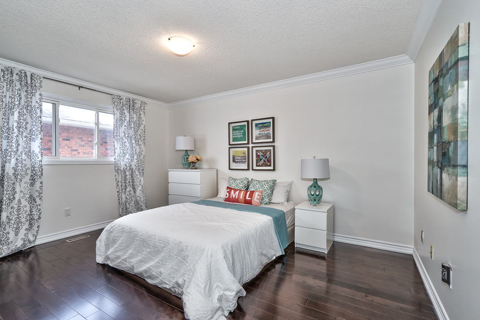 Example of a transitional home design design in Toronto