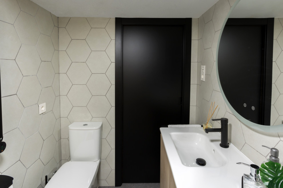 Exemple d'une petite salle de bain principale et grise et noire industrielle en bois clair avec un placard à porte plane, une douche d'angle, WC séparés, un carrelage gris, des carreaux de céramique, un mur gris, un sol en vinyl, une vasque, un sol gris, une cabine de douche à porte coulissante, un plan de toilette blanc, une fenêtre, meuble simple vasque et meuble-lavabo sur pied.