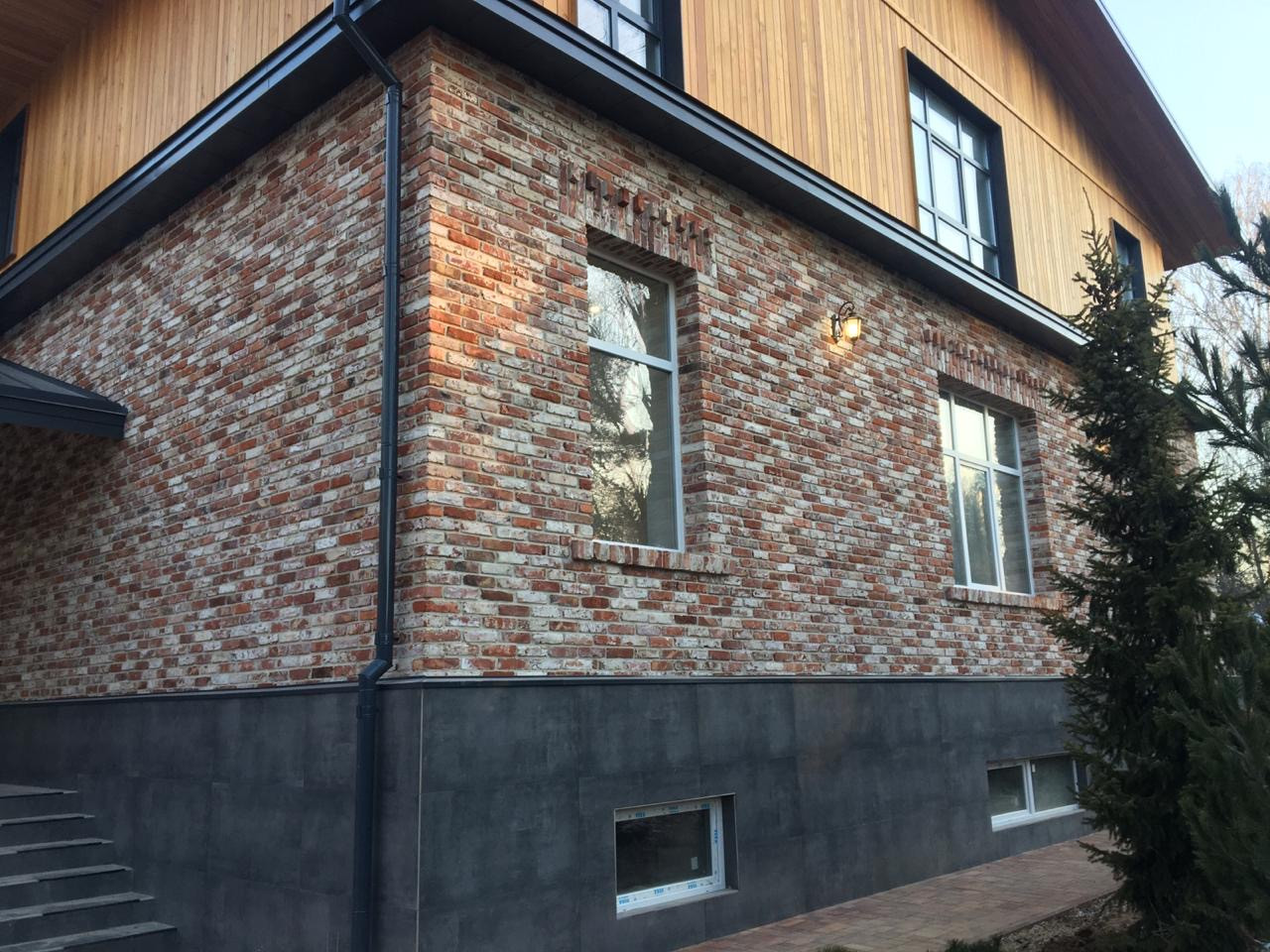 Фасад дома из дореволюционного кирпича