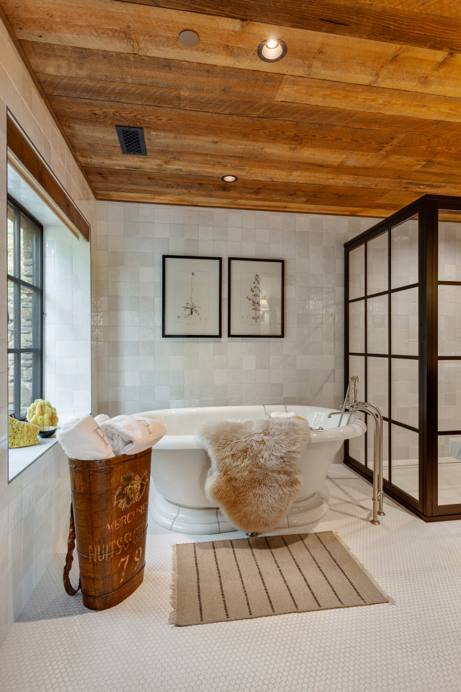 Ispirazione per una stanza da bagno padronale rustica con vasca freestanding, lavabo sottopiano, due lavabi, mobile bagno incassato e soffitto in legno
