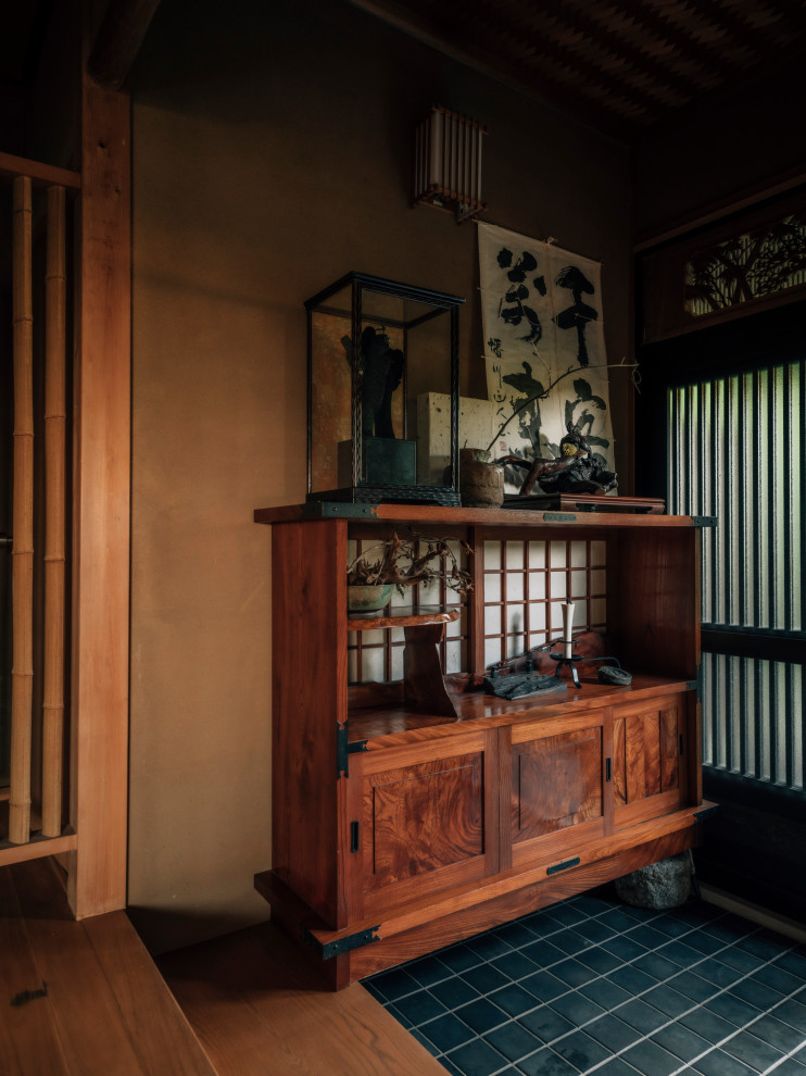 Diseño de recibidores y pasillos de estilo zen con paredes marrones, suelo de bambú, suelo amarillo, madera y madera