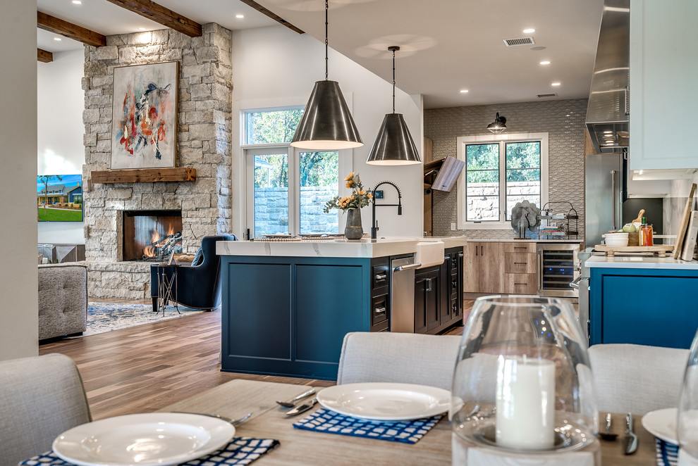 This is an example of a transitional home design in Austin.