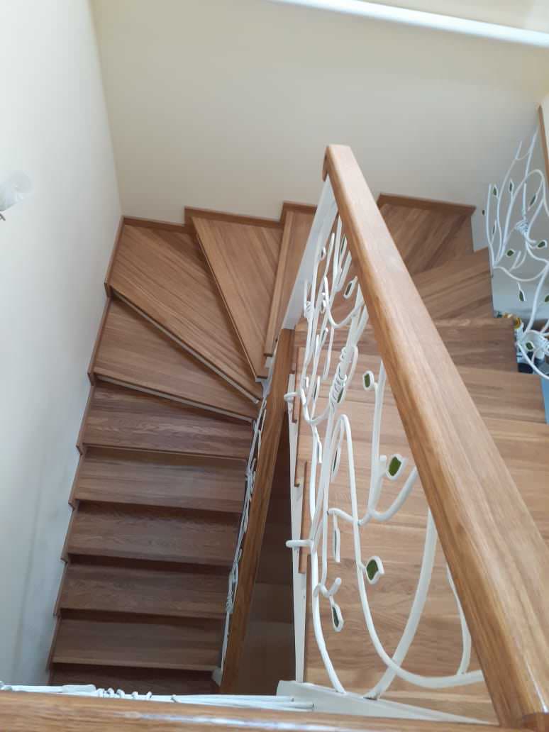 Лестница с кованым ограждением