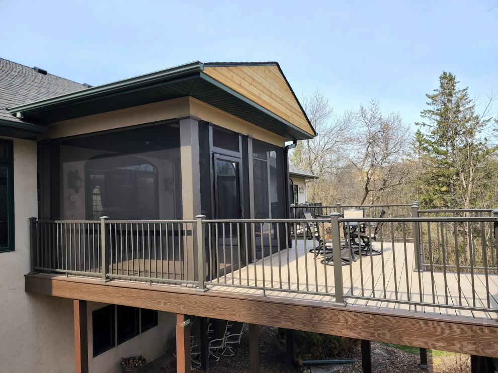 Idéer för att renovera en mellanstor rustik veranda på baksidan av huset, med trädäck, takförlängning och räcke i metall