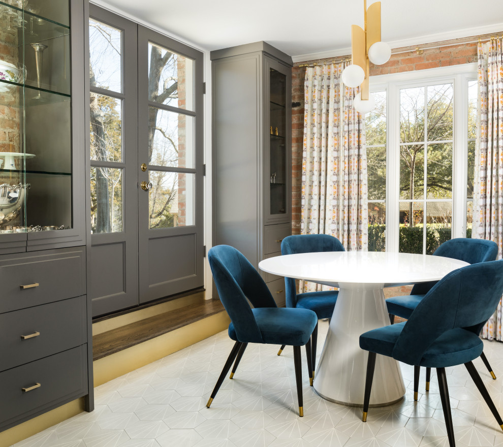 Transitional home design photo in Dallas