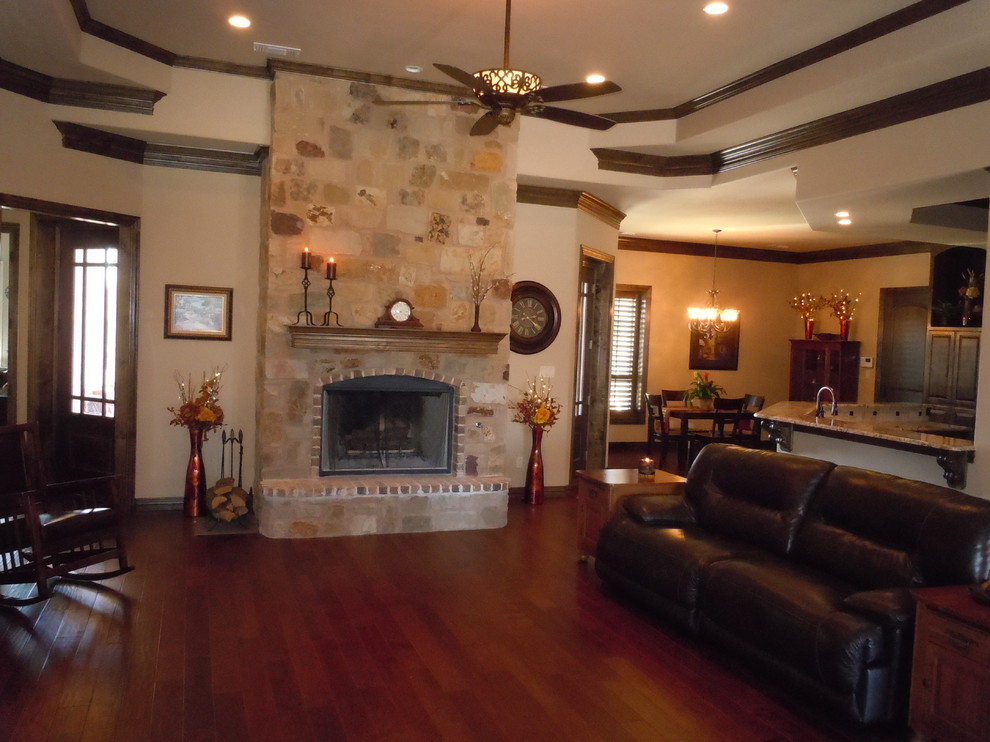 Photo of a traditional family room in Dallas.