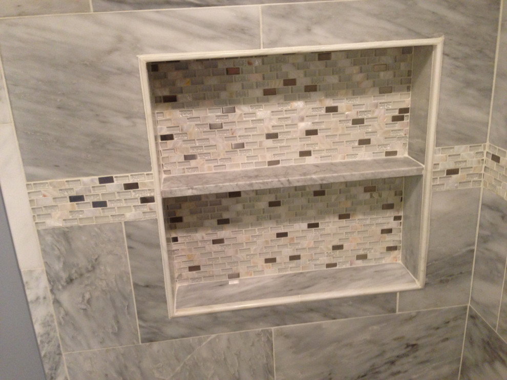 Imagen de cuarto de baño actual con hornacina, baldosas y/o azulejos grises y baldosas y/o azulejos de mármol