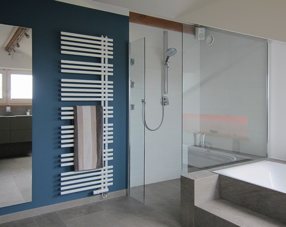 Badezimmer En Suite With flächenbündigen Schrankfronten, braunen Schränken, Einbaubadewanne, bodengleicher Dusche, Wandtoilette, grauen Fliesen, Keramikfliesen, weißer Wandfarbe, Keramikboden, Einbauwaschbecken, Glaswaschbecken/Glaswaschtisch, braunem Boden, offener Dusche and brauner Waschtischplatte in Bonn