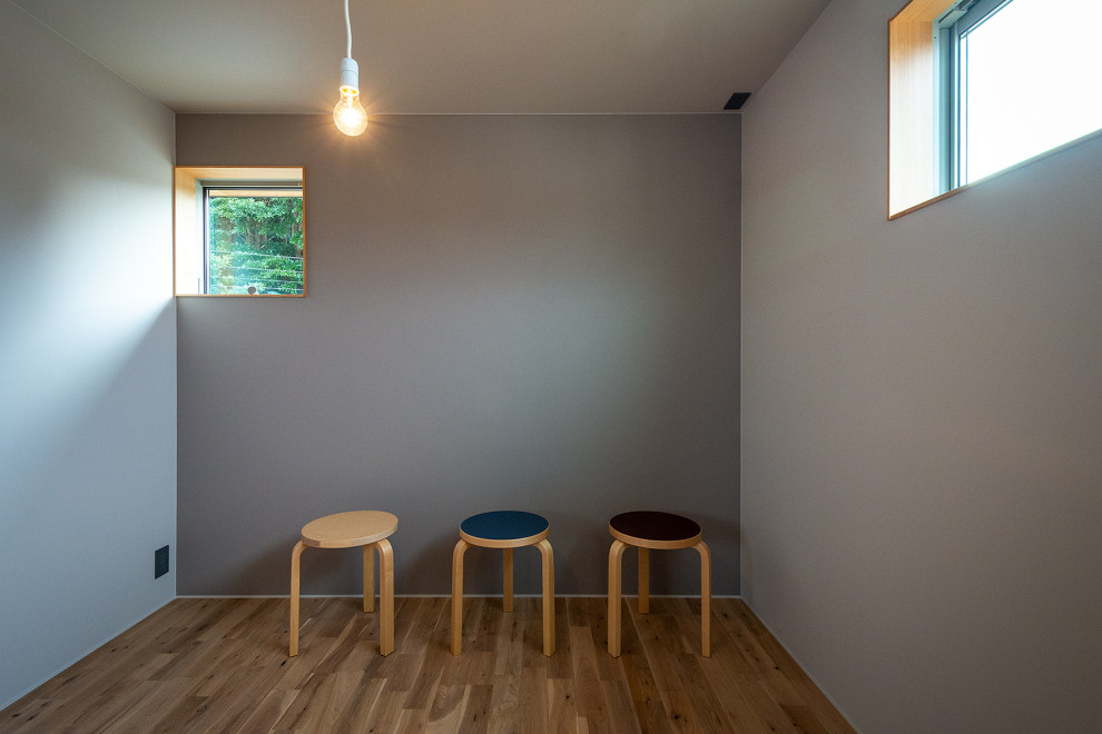 Exempel på ett litet skandinaviskt pojkrum kombinerat med sovrum och för 4-10-åringar, med rosa väggar, mellanmörkt trägolv och beiget golv