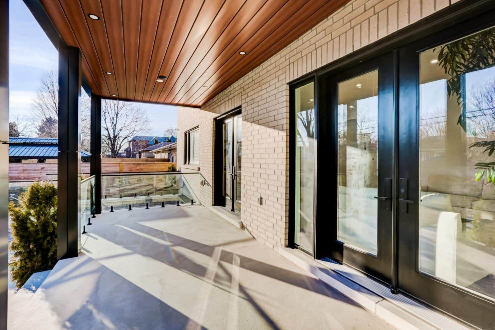 Example of a transitional home design design in Toronto