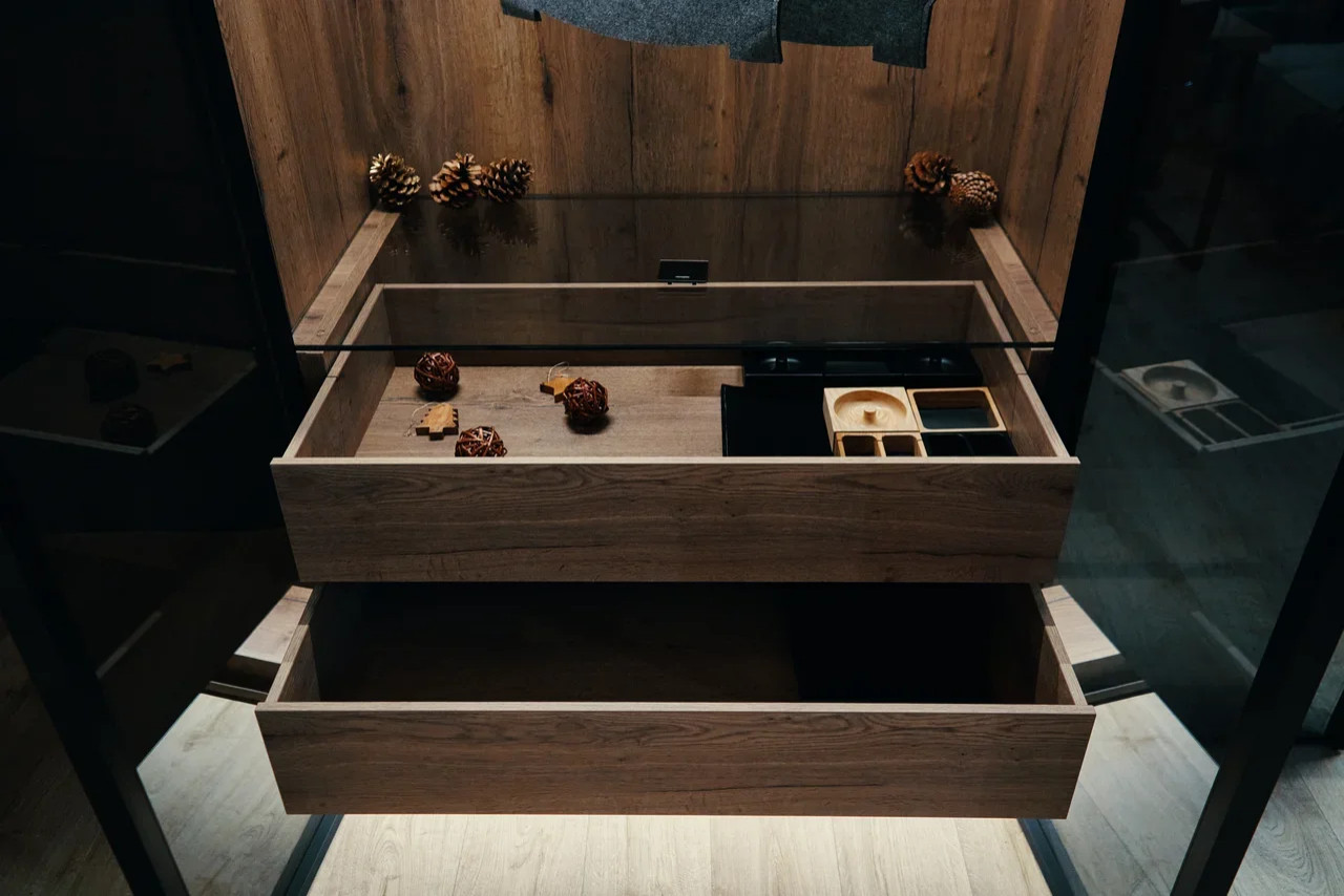 Высокий распашной шкаф RPE raumplus с тонированными стеклами