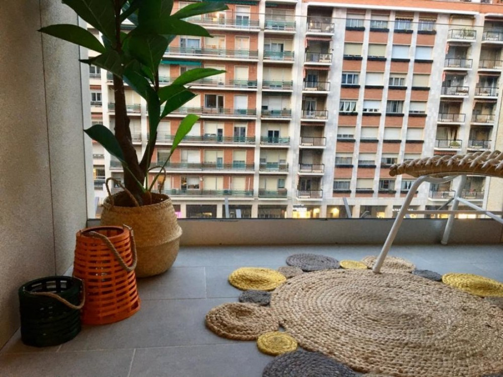 Ejemplo de terraza actual con barandilla de vidrio