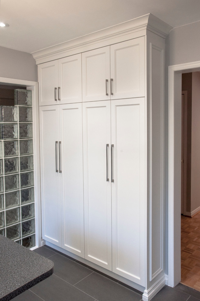Transitional kitchen photo in Toronto
