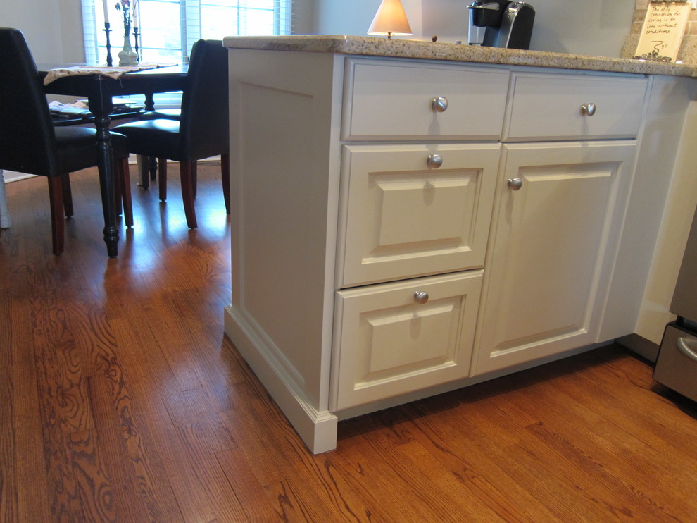 Elegant kitchen photo in Chicago