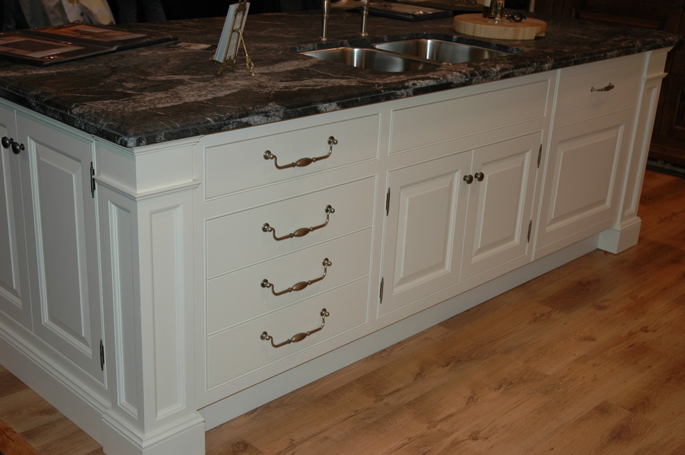 Kitchen - transitional kitchen idea in Toronto