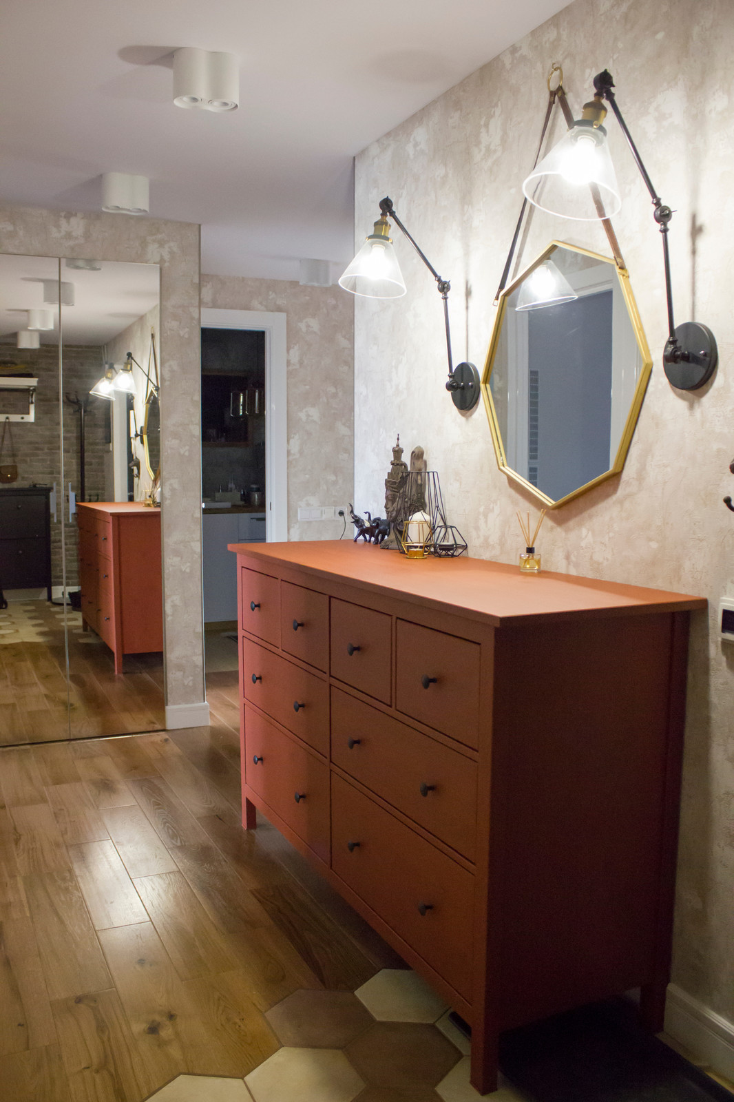 Прихожая с красным комодом