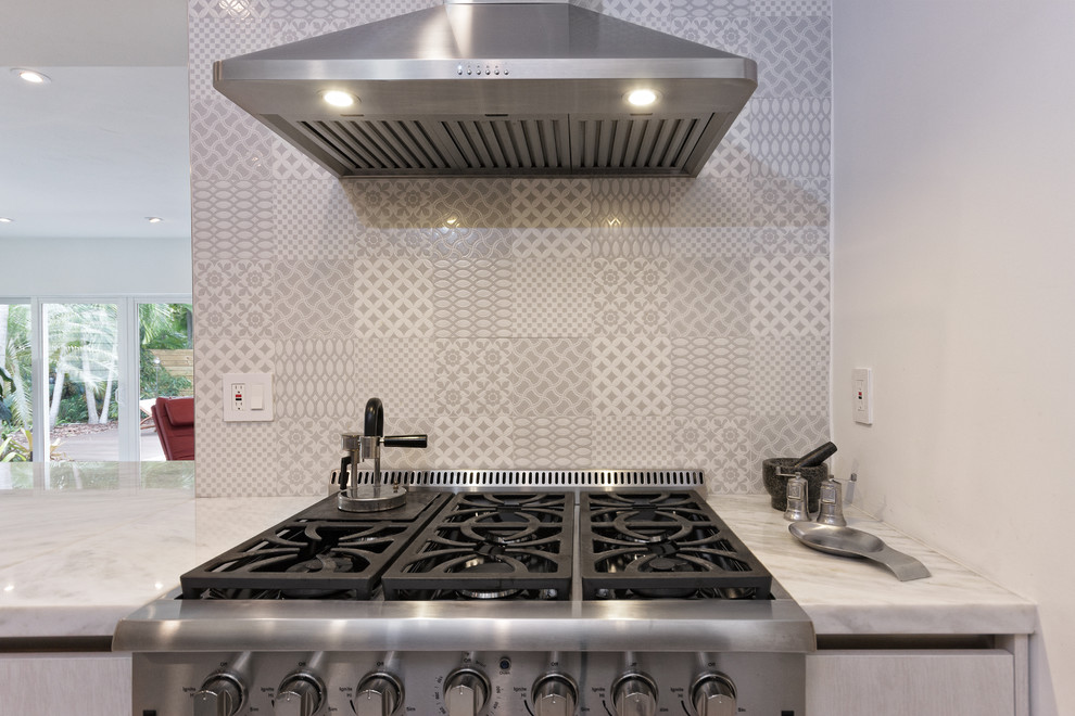 Kitchen - mid-sized kitchen idea in Miami